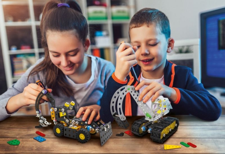 Dziecko składa model pojazdu Jay – nauka przez zabawę i kreatywne konstruowanie.