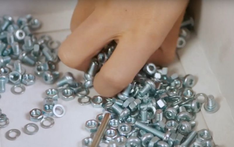 Elementy metalowe i plastikowe w zestawie Mały Konstruktor – Jay.