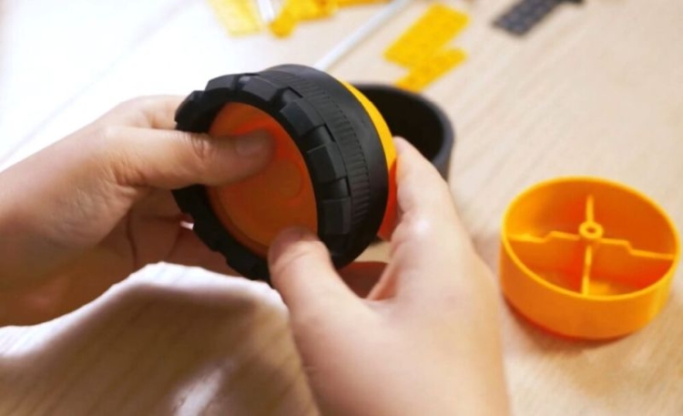 Mały Konstruktor – Jay zawiera 185 elementów metalowych i plastikowych