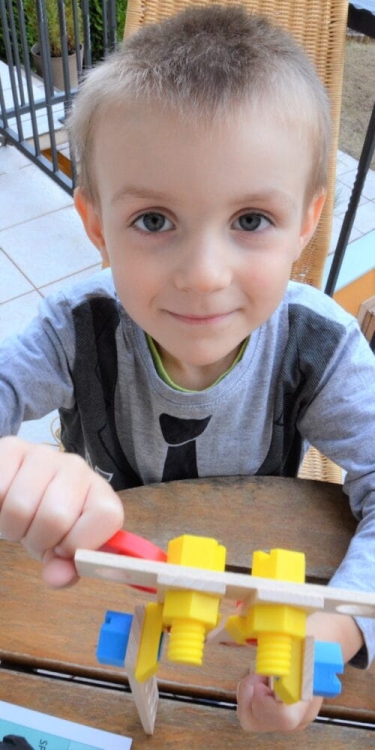 Elementy drewniane i plastikowe zestawu Mały Konstruktor Junior 3 w 1 – edukacyjna zabawka dla dzieci.