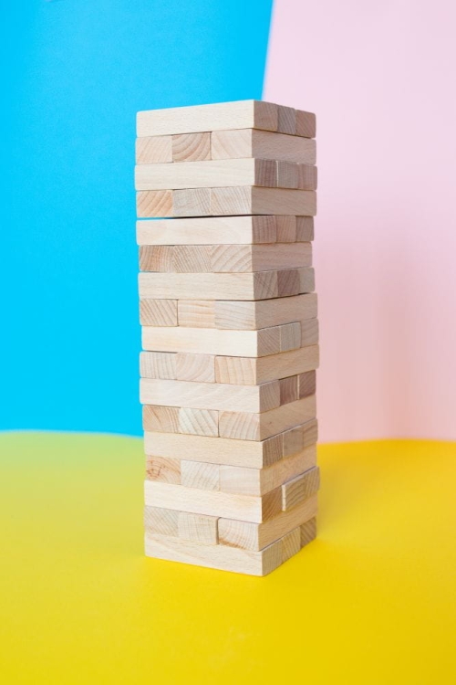 wieża drewniana z naturalnych klocków.