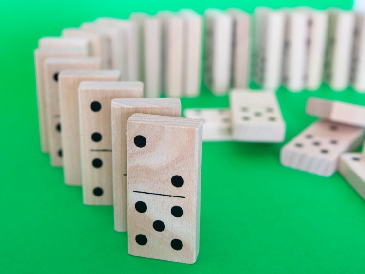 klocki domino, gra towarzyska dla dzieci i dorosłych