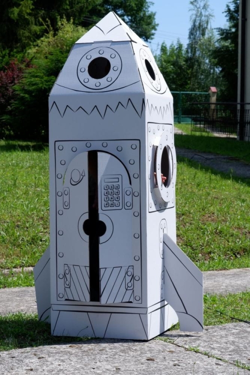 rakieta-xxl-z-tektury-do-kolorowania (1).JPG