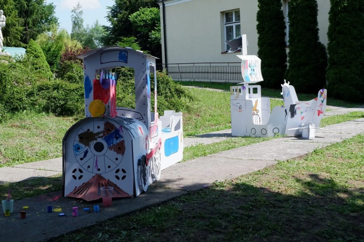 Bezpieczna zabawka z kartonu dla dzieci "Lokomotywa"