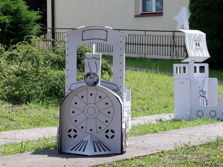 Kreatywna zabawka z kartonu "Lokomotywa"