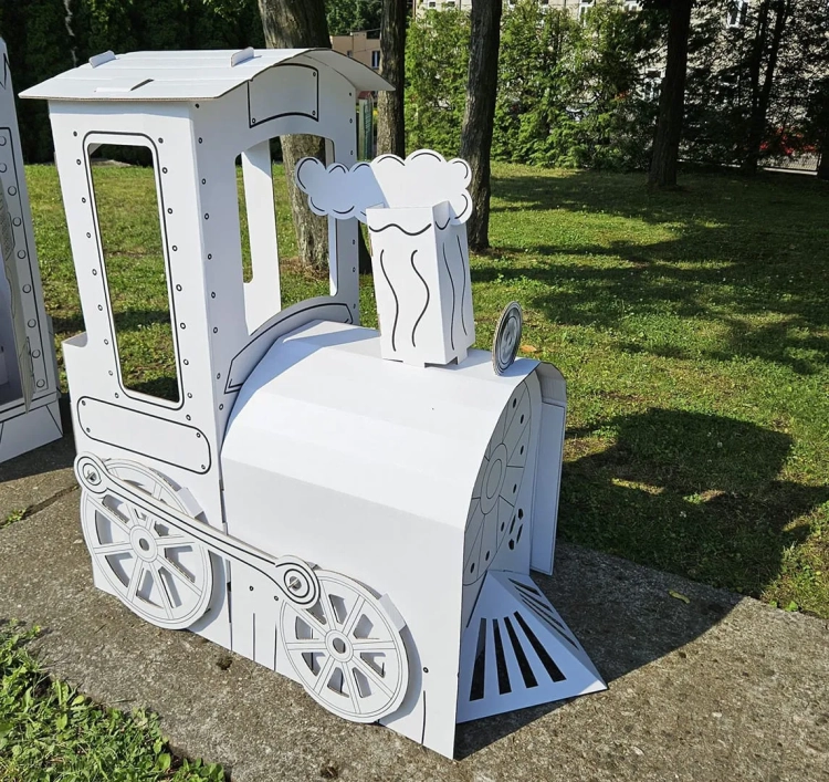 Widok z góry na kartonową lokomotywę, ukazujący jej powierzchnię do kolorowania.