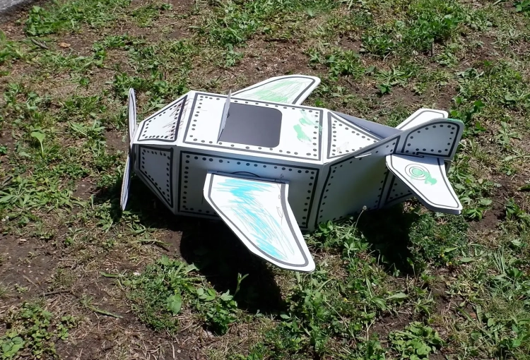 Samolot z kartonu do kolorowania dla dzieci