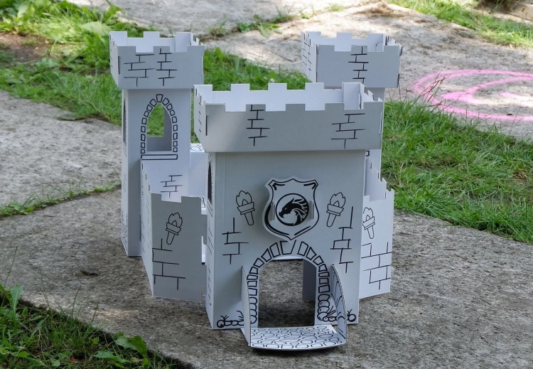 Ekologiczna, bezpieczna zabawka z kartonu do składania i malowania na pikniku rodzinnym