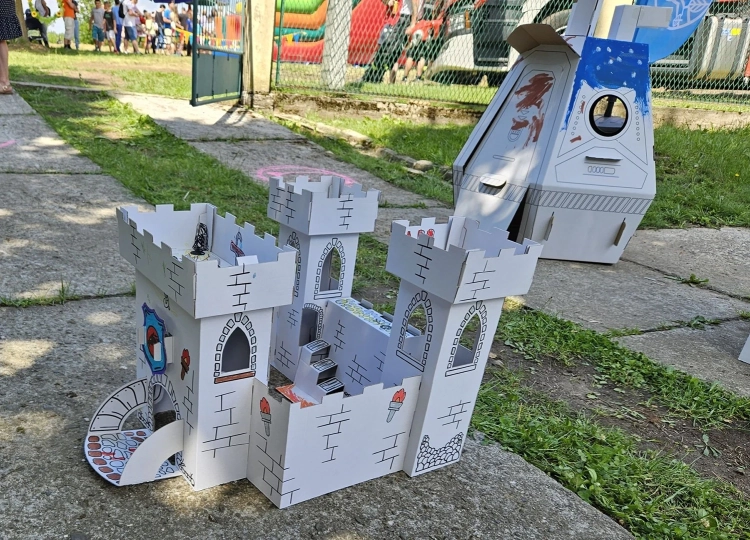 Ekologiczny zamek z kartonu do zabawy na świeżym powietrzu, gotowy do malowania.