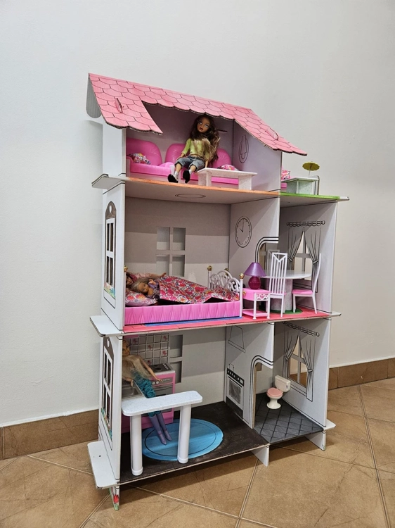 Zdjęcie domku z kartonu dla lalek, model XL - przód