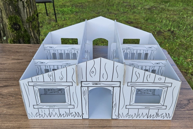 Zdjęcie tekturowej stajni dla koni do malowania - widok z przodu