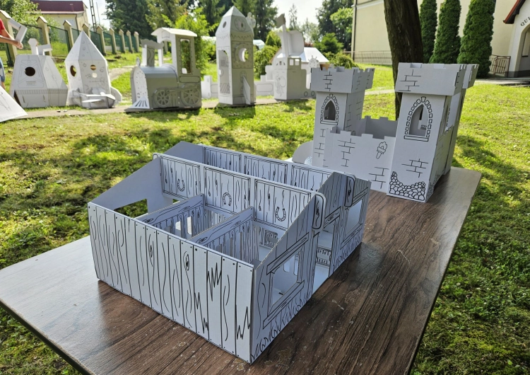 Stajnia dla koni z tektury do składania i malowania na pikniku rodzinnym