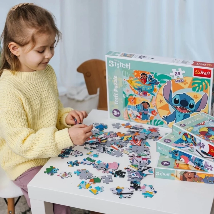Dziewczynka układająca puzzle Lilo&Stich