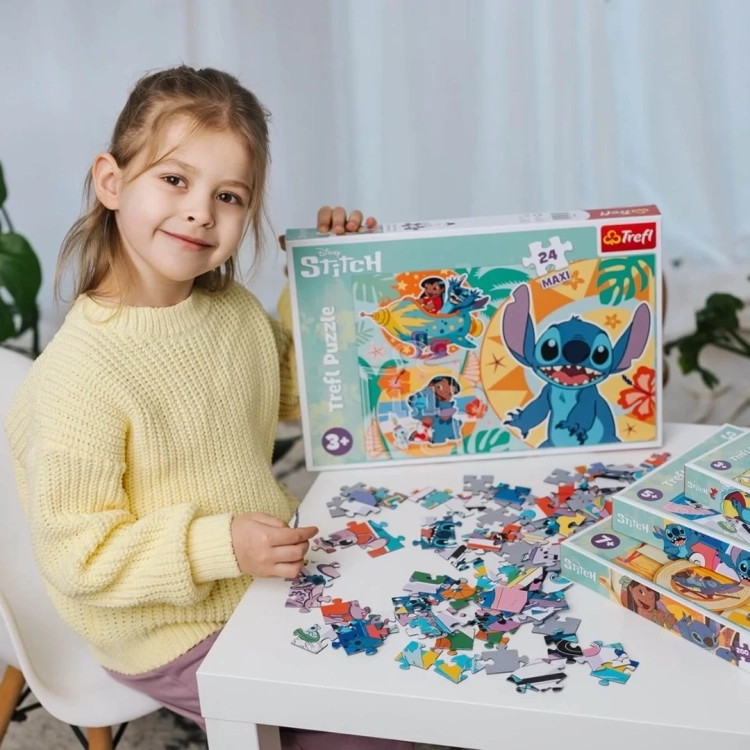 Dziecko układające puzzle Lilo&Stich