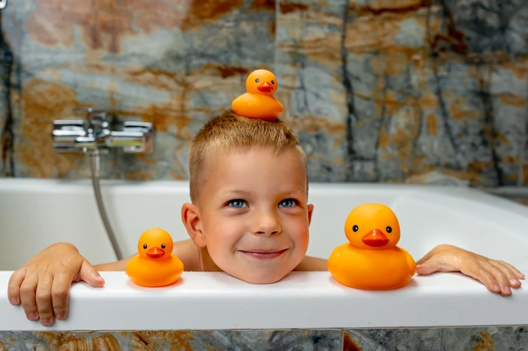 kaczki-do-kapieli-z-tabletkami-barwiacymi-wode-su (1).webp