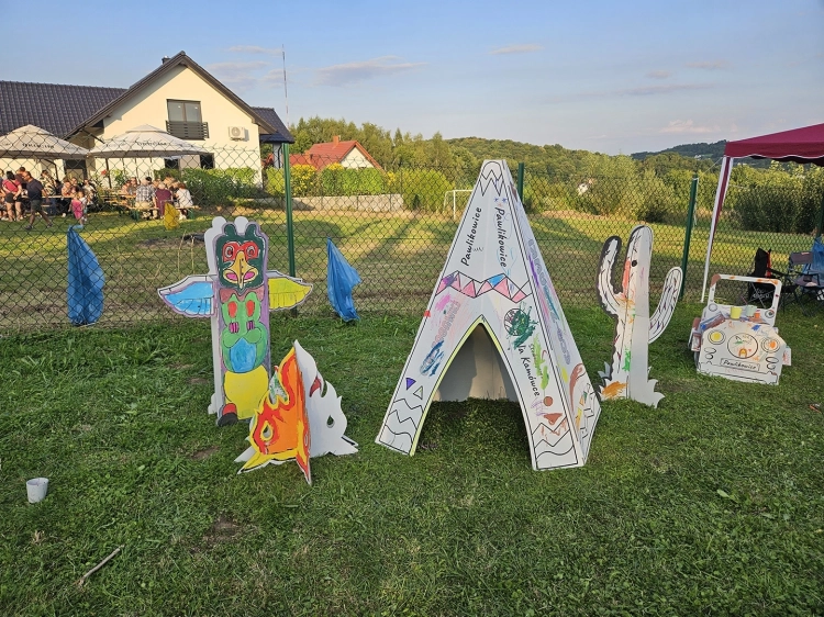 Tipi z kartonu do składania i kolorowania dla dzieci