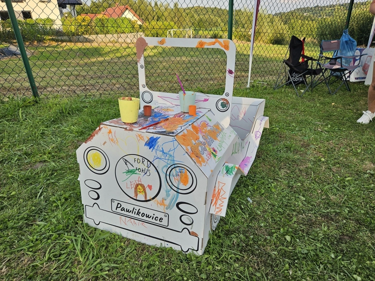 Samochód z tektury do składania i malowania dla dzieci