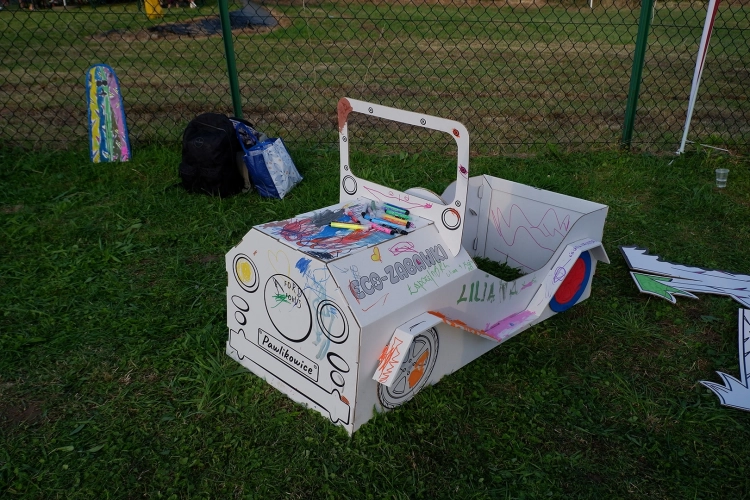 Auto z tektury do składania i malowania dla dzieci