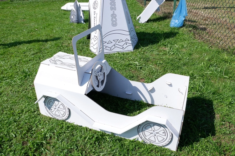 Samochód model z tektury dla dzieci