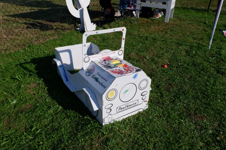 Personalizowana zabawka z tektury samochód