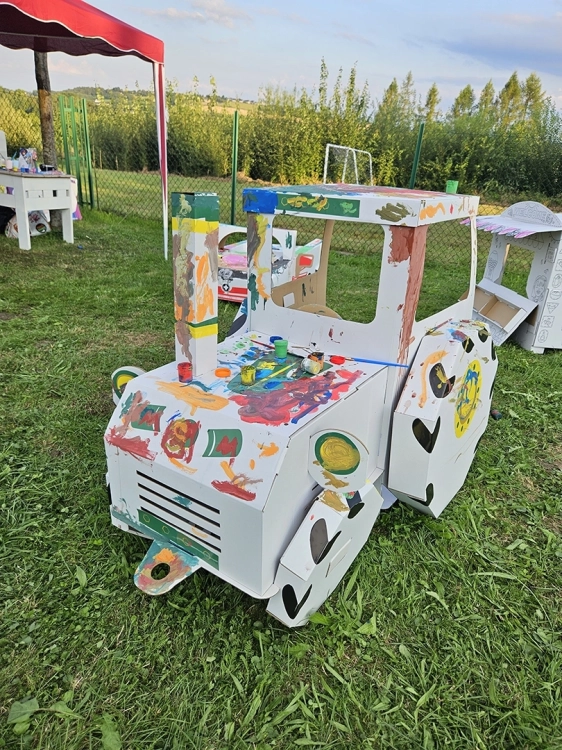 Traktor z kartonu do składania i malowania dla dzieci