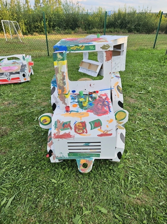 Traktor z tektury do składania i kolorowania dla dzieci