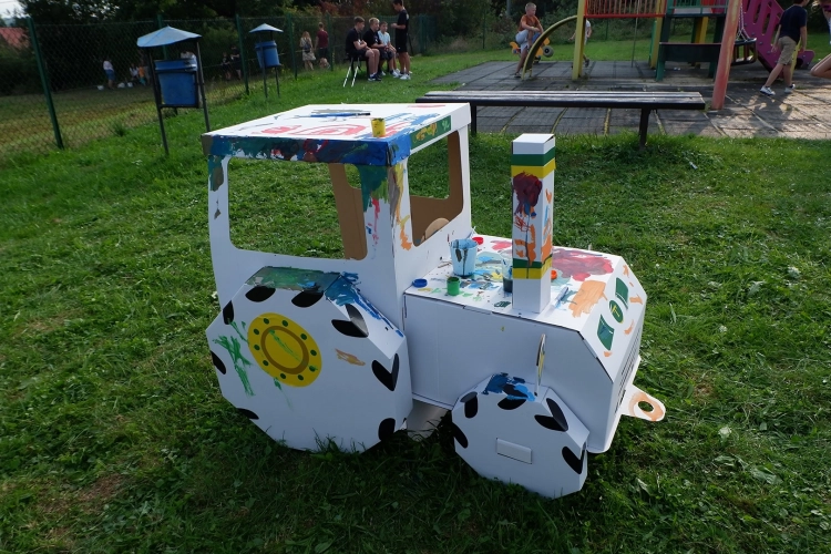 Traktror model z tektury dla dzieci