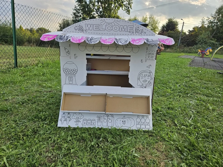 Stragan z tektury do składania i kolorowania dla dzieci