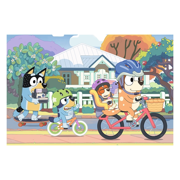 Ułożony obrazek puzzli, na którym Bluey jedzie na rowerze z rodziną, wszyscy mają na sobie kaski ochronne. Kolorowa i radosna scena idealna dla najmłodszych fanów serialu.