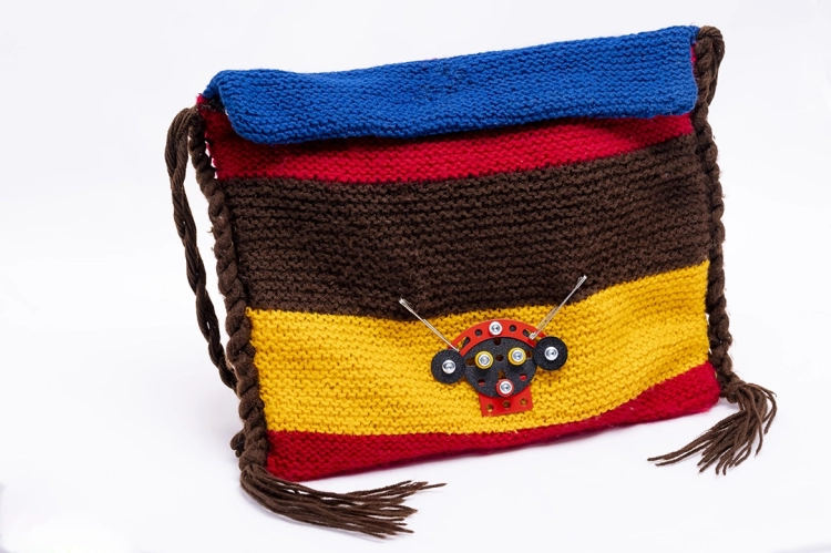 Brelok Garbus na torbie – personalizacja codziennych akcesoriów.