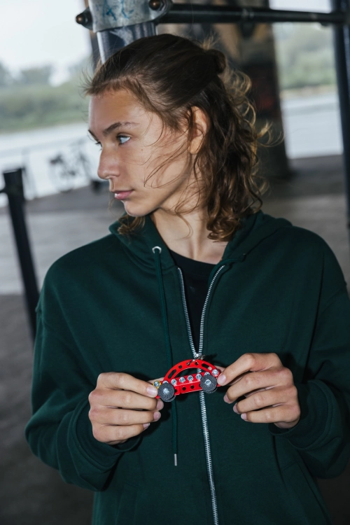 Brelok Garbus w rękach dziecka – zabawa i nauka w jednym.