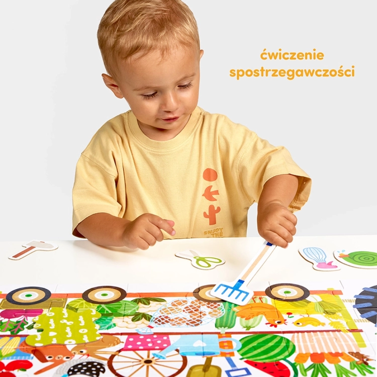 Dziecko układające moto puzzle traktor