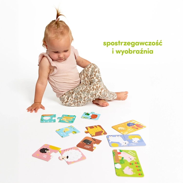 Dziecko układające puzzle zwierzątka z gospodarstwa