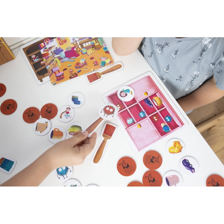 Dziecko układające elementy gry Szalone Porządki