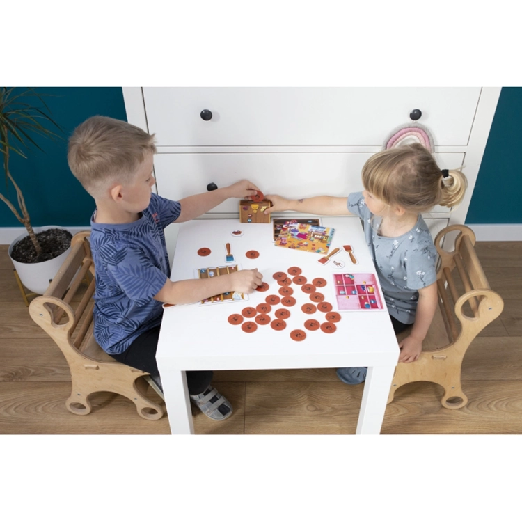 Dzieci układające elementy gry Szalone Porządki Kapitan Nauka