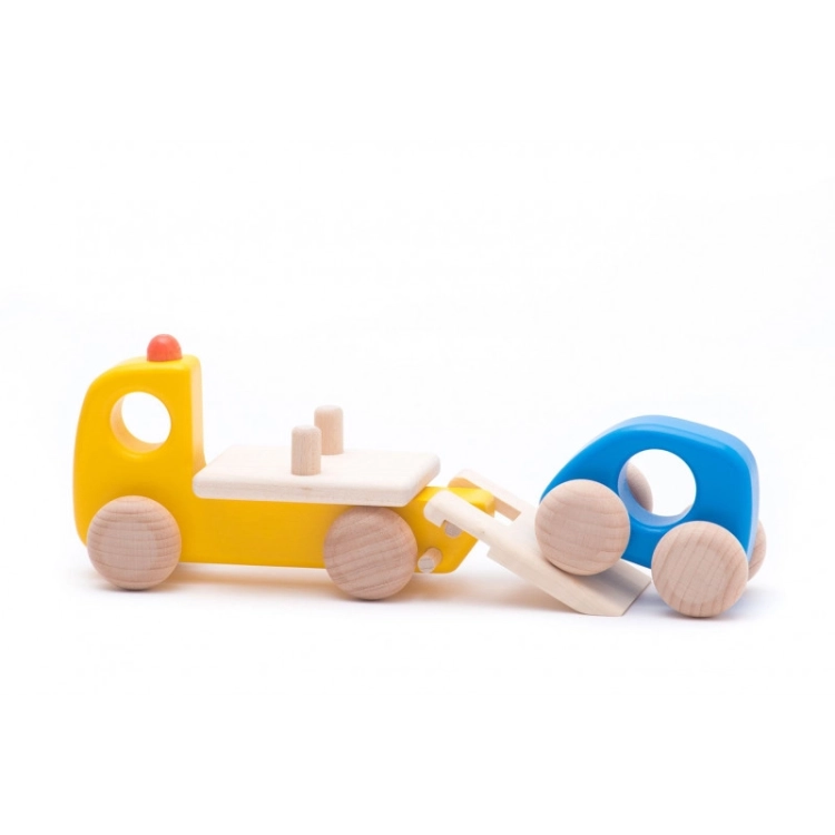 Drewniany samochód pomoc drogowa Bajo z załadowanym niebieskim autkiem, widok z tyłu.