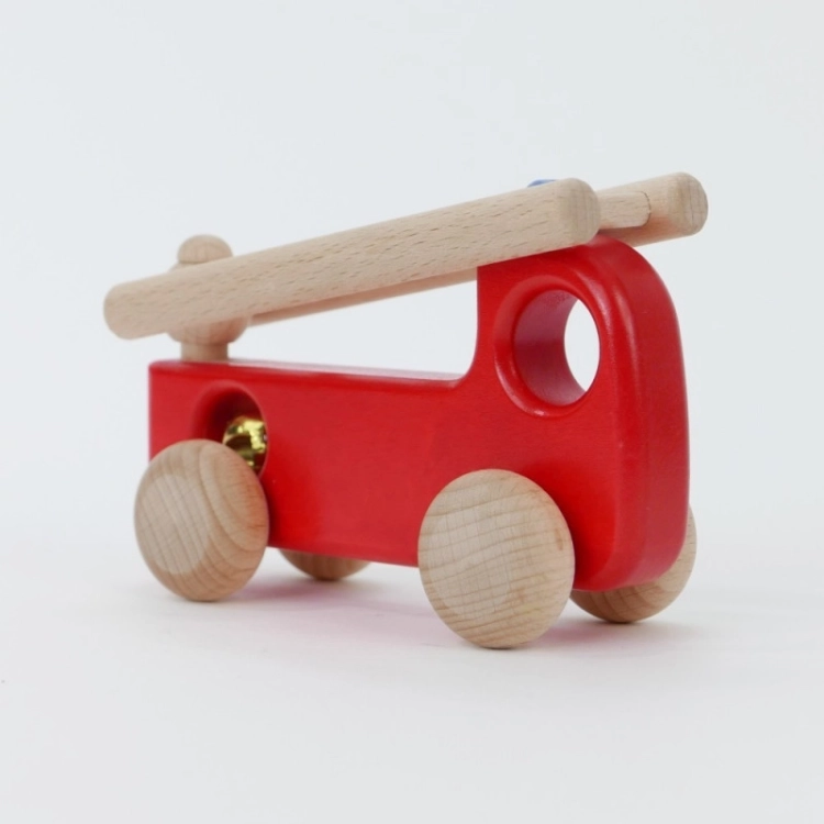 Zbliżenie drewnianej straży pożarnej z podniesioną drabiną