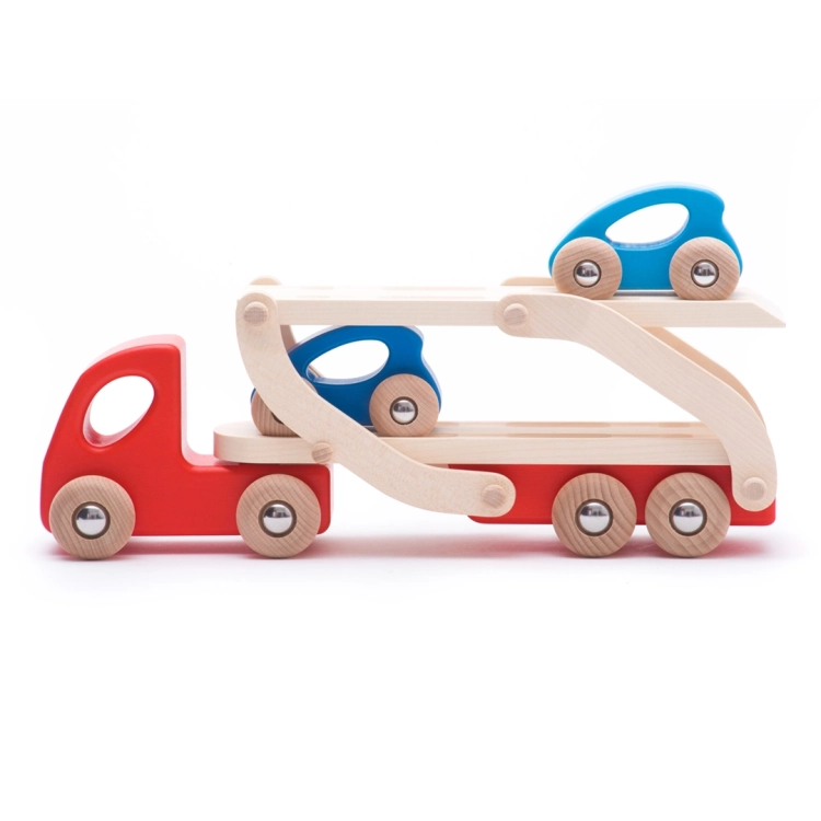 Drewniana laweta Eco autotransporter Bajo z dwoma samochodzikami na pokładzie, widok z boku.