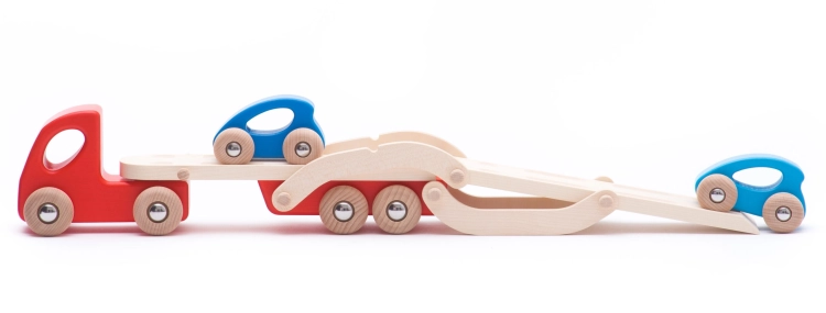 Drewniana laweta Eco autotransporter Bajo z rozłożonymi rampami i dwoma samochodzikami.