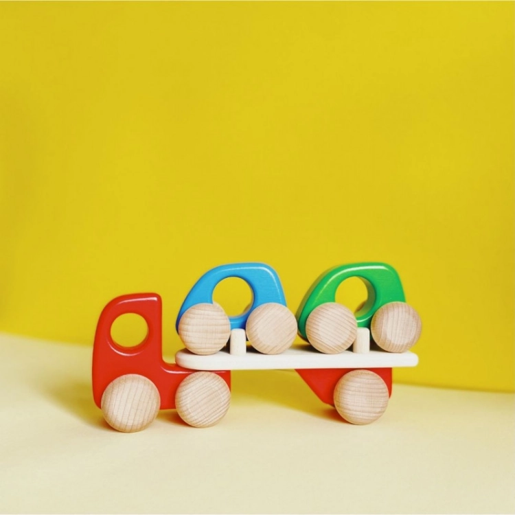 Zestaw drewnianych zabawek dla dzieci ciężarówka autotransporter, przyczepa laweta oraz dwa samochodziki do przewożenia