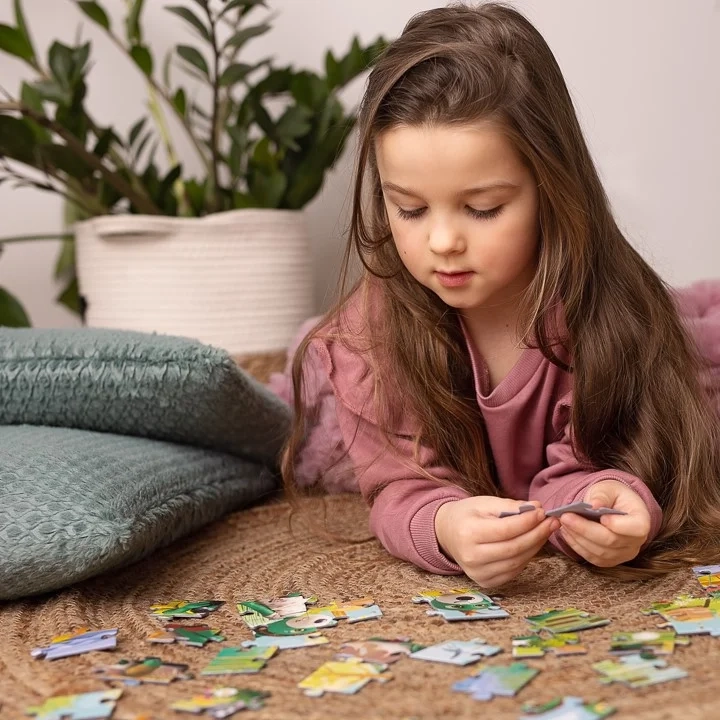 Dziewczynka układa puzzle Gabby’s Dollhouse
