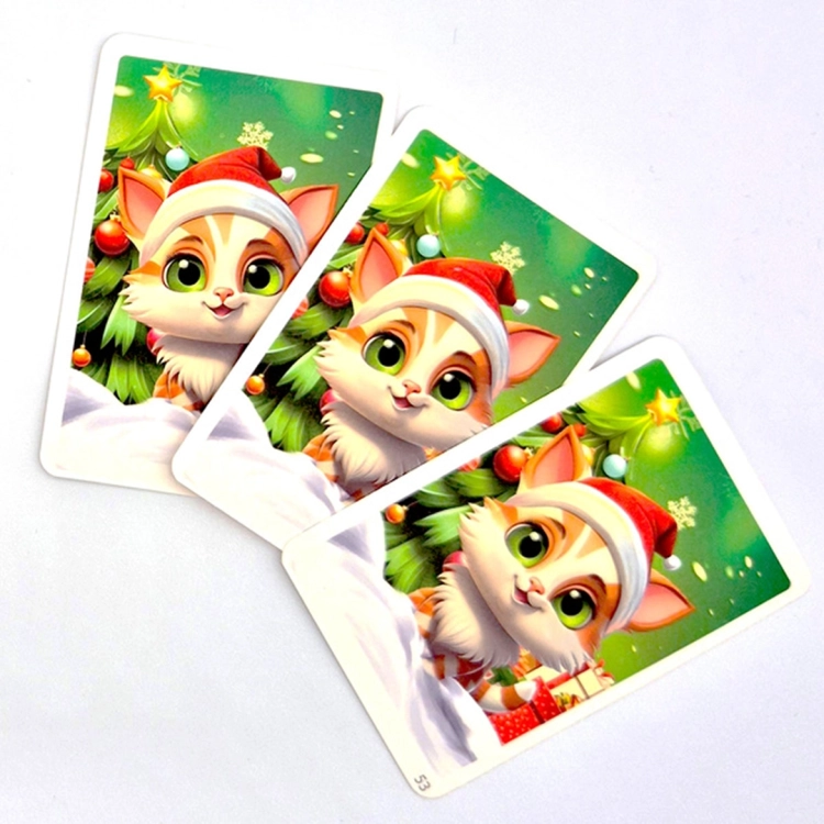 Świąteczny Quiz - karty z kotem: Trzy karty do gry z obrazkiem kota w czapce Mikołaja na tle świątecznej choinki.
