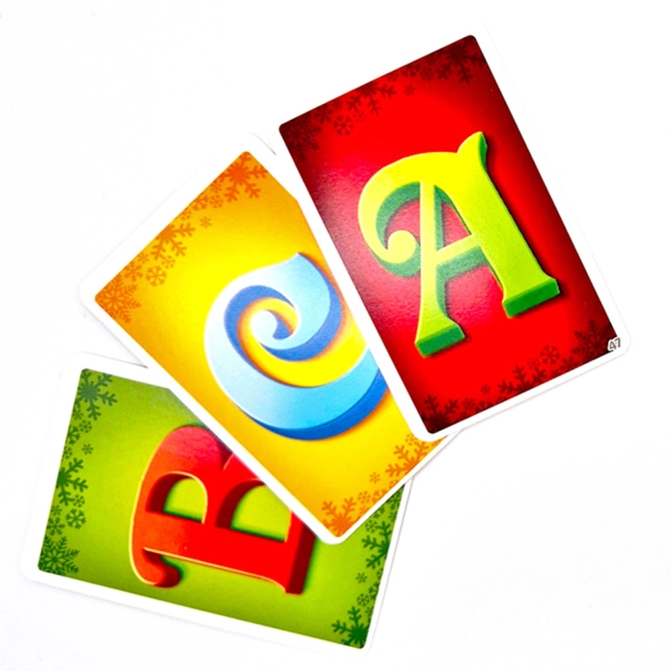 Świąteczny Quiz - karty z pytaniami: Zestaw kart do gry "Świąteczny Quiz" z pytaniami dotyczącymi świątecznej tematyki, w kolorach zielonym i czerwonym.