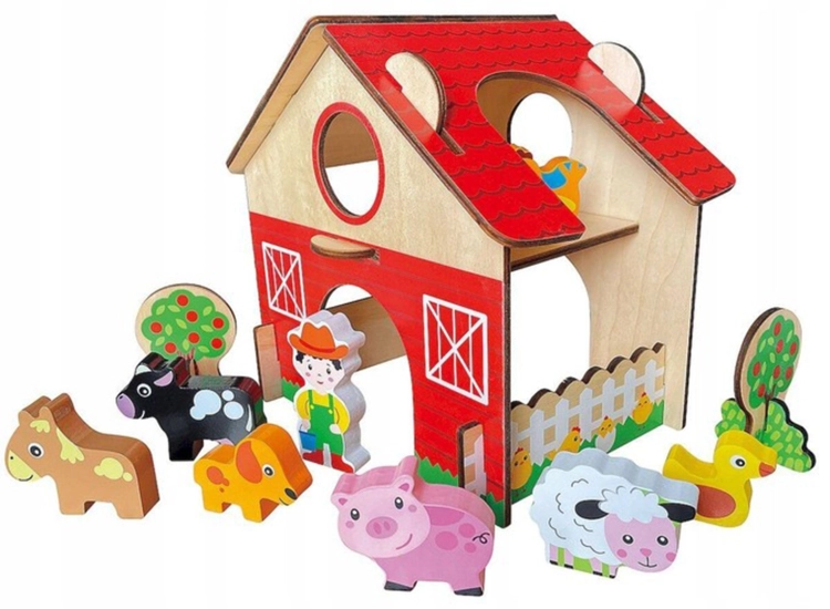Widok na farmę Smily Play z różnymi figurkami zwierząt, w tym koniem, psem, świnką i owcą oraz figurką farmera.