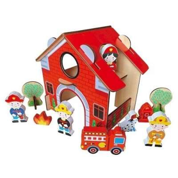 Drewniany budynek strażacki z figurkami strażaków i wozem strażackim z zestawu "Straż Pożarna Na Ratunek" Smily Play