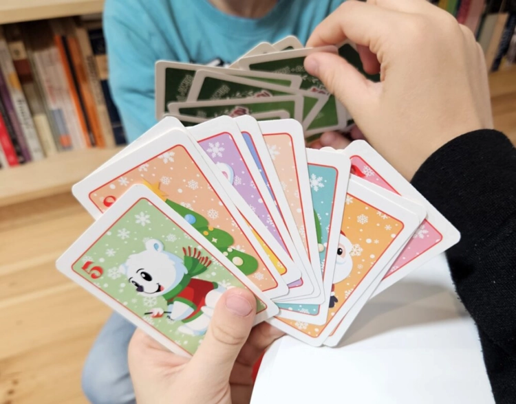 Dwie osoby grające w karty Piotruś / Pamięć – Święta z kolorowymi ilustracjami świątecznymi, Alexander, wiek 4+.