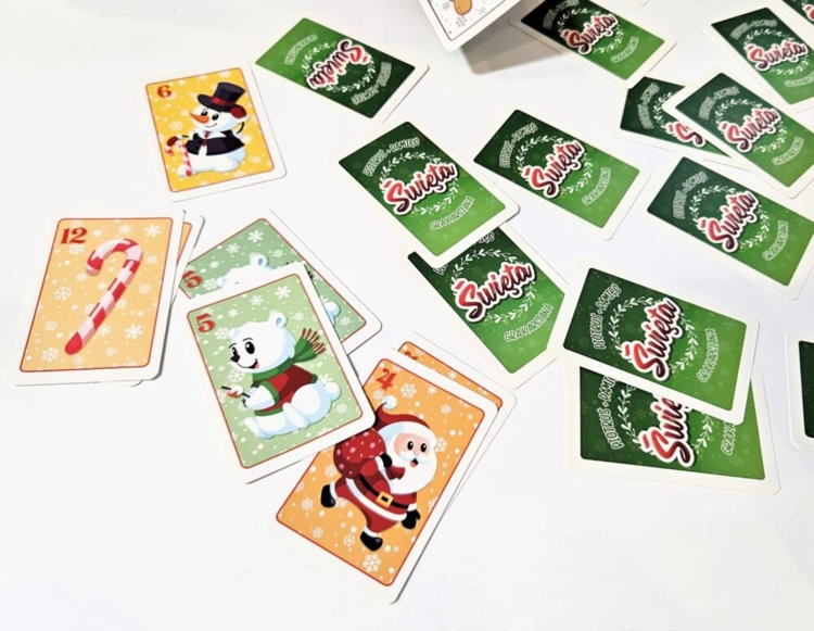 Rozłożone karty do gry Piotruś / Pamięć – Święta z różnymi świątecznymi ilustracjami na stole, Alexander, wiek 4+.