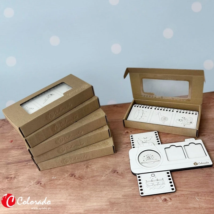 Zbliżenie na płytki z sylabami i drewniane klisze z obrazkami z zestawu Sylabowy aparat fotograficzny komplet 6 szt