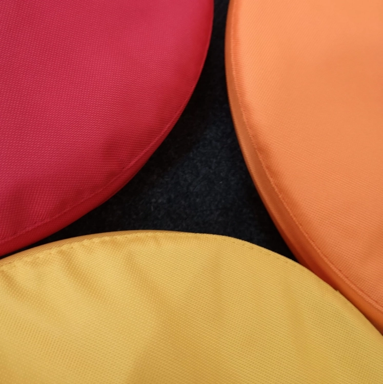 Poduszki kolorowe dydaktyczne dla dzieci, zbliżenie na materiał kodura