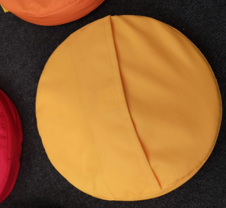 Poduszki kolorowe dydaktyczne dla dzieci, zbliżenie na materiał kodura